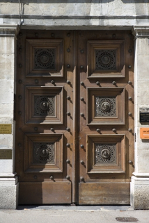 Façade sur rue : détail des vantaux en menuiserie du portail d'entrée. © Région Bourgogne-Franche-Comté, Inventaire du Patrimoine