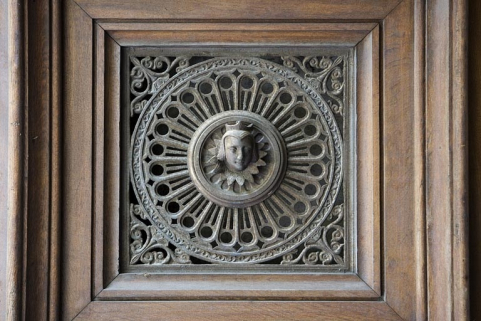 Détail du décor en fonte d'un des vantaux du portail d'entrée : tête de femme. © Région Bourgogne-Franche-Comté, Inventaire du Patrimoine