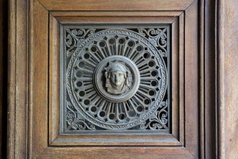 Détail du décor en fonte d'un des vantaux du portail d'entrée : tête de femme. © Région Bourgogne-Franche-Comté, Inventaire du Patrimoine