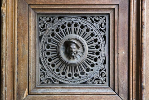 Détail du décor en fonte d'un des vantaux du portail d'entrée : tête d'homme. © Région Bourgogne-Franche-Comté, Inventaire du Patrimoine