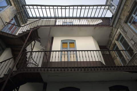 Détail de l'escalier à cage ouverte sur cour. © Région Bourgogne-Franche-Comté, Inventaire du Patrimoine