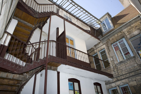 Détail de l'escalier à cage ouverte sur cour et de la façade postérieure du logis principal. © Région Bourgogne-Franche-Comté, Inventaire du Patrimoine