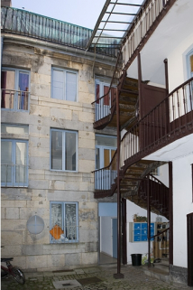 Façade antérieure du logis secondaire avec l'escalier à cage ouverte. © Région Bourgogne-Franche-Comté, Inventaire du Patrimoine