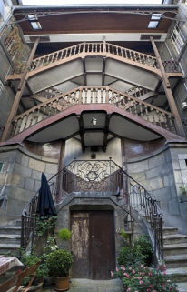 Vue d'ensemble de l'escalier à cage ouverte sur cour, de face. © Région Bourgogne-Franche-Comté, Inventaire du Patrimoine