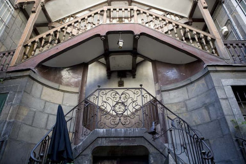 Détail de la partie inférieure de l'escalier à cage ouverte. © Région Bourgogne-Franche-Comté, Inventaire du Patrimoine