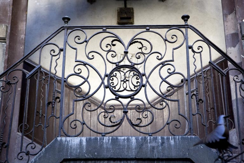 Détail de la rampe en ferronnerie de l'escalier à cage ouverte, avec le monogramme du propriétaire. © Région Bourgogne-Franche-Comté, Inventaire du Patrimoine