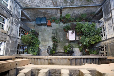 Vue d'ensemble de la cour depuis la partie supérieure de l'escalier à cage ouverte. © Région Bourgogne-Franche-Comté, Inventaire du Patrimoine