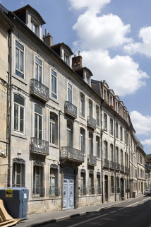 Vue d'ensemble dans l'alignement de la rue, de trois quarts gauche. © Région Bourgogne-Franche-Comté, Inventaire du Patrimoine
