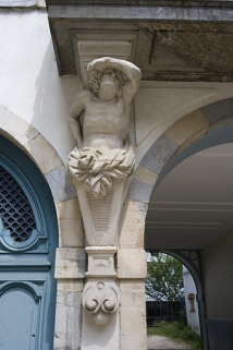 Détail de l'atlante gauche supportant le balcon du logis en fond de cour. © Région Bourgogne-Franche-Comté, Inventaire du Patrimoine