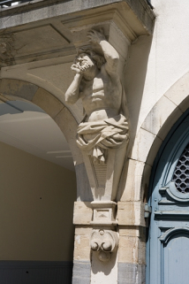 Détail de l'atlante droit supportant le balcon du logis en fond de cour, de trois quarts. © Région Bourgogne-Franche-Comté, Inventaire du Patrimoine