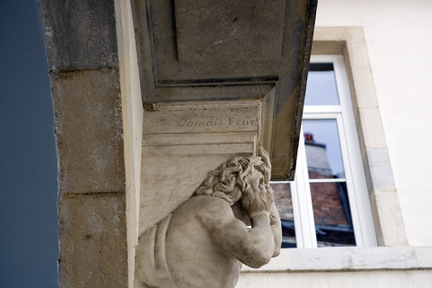 Détail de la tête de l'atlante droit, de profil. © Région Bourgogne-Franche-Comté, Inventaire du Patrimoine