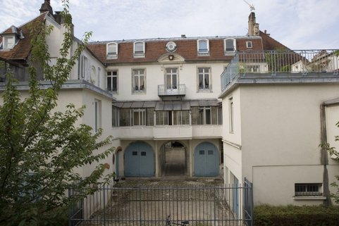 Logis secondaire : vue d'ensemble des bâtiments autour de la deuxième cour. © Région Bourgogne-Franche-Comté, Inventaire du Patrimoine