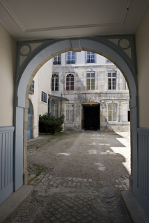 Vue de la première cour depuis le passage cocher du logis secondaire. © Région Bourgogne-Franche-Comté, Inventaire du Patrimoine