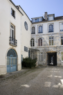 Vue de la façade postérieure du logis principal et de l'aile à droite de la cour. © Région Bourgogne-Franche-Comté, Inventaire du Patrimoine