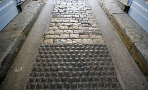 Logis principal : détail des pavés en bois et en pierre du passage cocher. © Région Bourgogne-Franche-Comté, Inventaire du Patrimoine