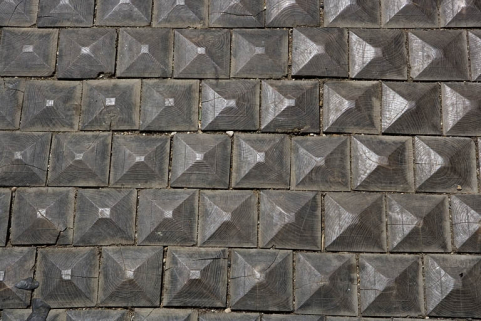 Logis principal : détail des pavés en bois du passage cocher. © Région Bourgogne-Franche-Comté, Inventaire du Patrimoine