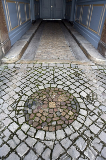 Première cour : détail d'un décor du pavage. © Région Bourgogne-Franche-Comté, Inventaire du Patrimoine