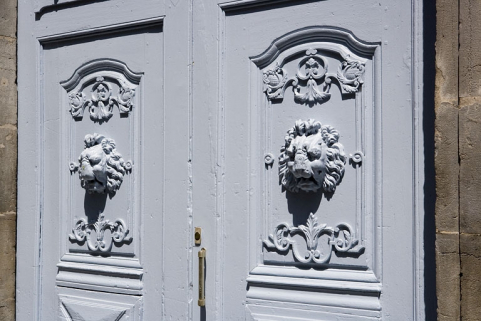 Logis principal : détail des deux vantaux du portail d'entrée décorés d'une tête de lion. © Région Bourgogne-Franche-Comté, Inventaire du Patrimoine