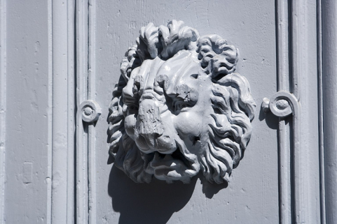 Logis principal : détail d'une tête de lion sur l'un des vantaux du portail d'entrée : de trois quarts. © Région Bourgogne-Franche-Comté, Inventaire du Patrimoine