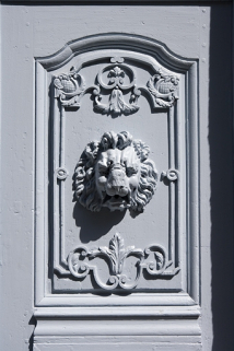 Logis principal : détail d'un panneau des vantaux du portail d'entrée. © Région Bourgogne-Franche-Comté, Inventaire du Patrimoine