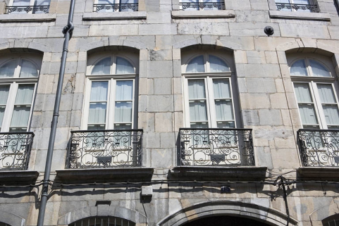 Logis principal : détail des garde-corps des fenêtres du premier étage sur rue. © Région Bourgogne-Franche-Comté, Inventaire du Patrimoine