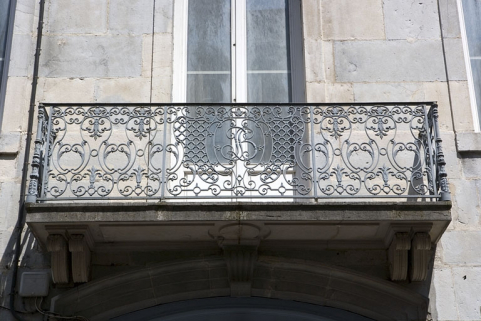 Logis principal : détail du balcon au-dessus du portail d'entrée. © Région Bourgogne-Franche-Comté, Inventaire du Patrimoine