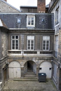 Vue éloignée de face de l'aile droite dans la première cour. © Région Bourgogne-Franche-Comté, Inventaire du Patrimoine