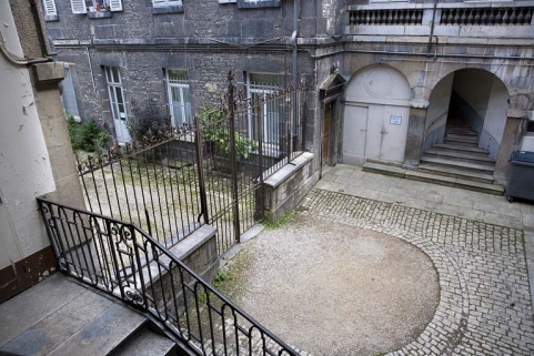 Vue de la première cour depuis l'escalier à cage ouverte. © Région Bourgogne-Franche-Comté, Inventaire du Patrimoine