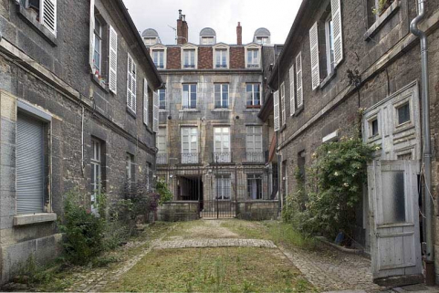 Vue d'ensemble de l'édifice depuis le fond de la deuxième cour. © Région Bourgogne-Franche-Comté, Inventaire du Patrimoine