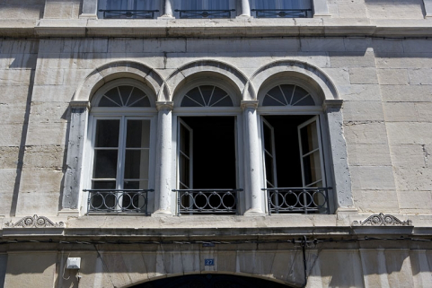 Façade sur rue : détail des fenêtres en triplet situées au-dessus du portail d'entrée. © Région Bourgogne-Franche-Comté, Inventaire du Patrimoine