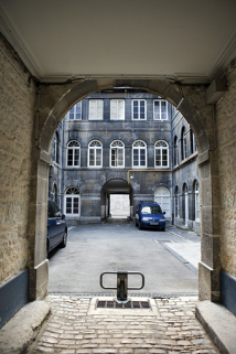 Vue de la cour depuis le passage cocher. © Région Bourgogne-Franche-Comté, Inventaire du Patrimoine