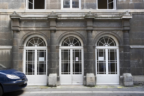 Aile droite sur cour : vue de l'entrée de l'escalier principal. © Région Bourgogne-Franche-Comté, Inventaire du Patrimoine