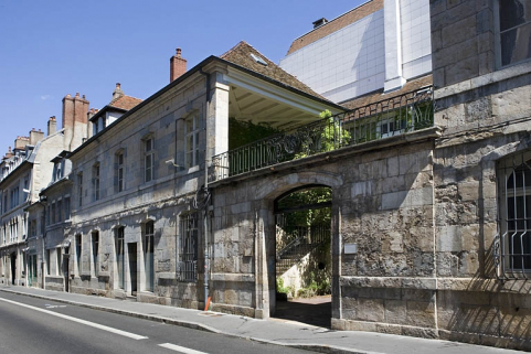 Vue d'ensemble de l'édifice depuis la rue, de trois quarts droit : vue rapprochée. © Région Bourgogne-Franche-Comté, Inventaire du Patrimoine