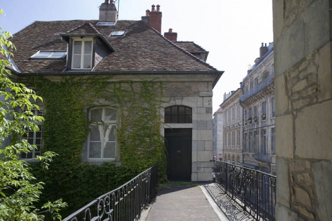 Vue du passage au-dessus du portail dans clôture depuis le bâtiment gauche. © Région Bourgogne-Franche-Comté, Inventaire du Patrimoine