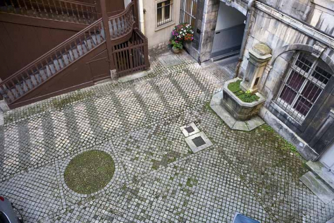 Détail du pavage de la première cour depuis l'escalier droit. © Région Bourgogne-Franche-Comté, Inventaire du Patrimoine Détail du pavage de la première cour depuis l'escalier droit. © Région Bourgogne-Franche-Comté, Inventaire du Patrimoine