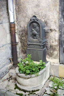 Détail de la borne fontaine située dans la deuxième cour. © Région Bourgogne-Franche-Comté, Inventaire du Patrimoine Détail de la borne fontaine située dans la deuxième cour. © Région Bourgogne-Franche-Comté, Inventaire du Patrimoine