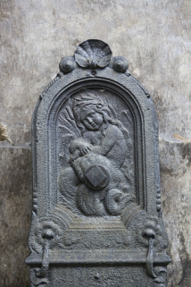 Détail de la partie supérieure de la borne fontaine située dans la deuxième cour. © Région Bourgogne-Franche-Comté, Inventaire du Patrimoine Détail de la partie supérieure de la borne fontaine située dans la deuxième cour. © Région Bourgogne-Franche-Comté, Inventaire du Patrimoine