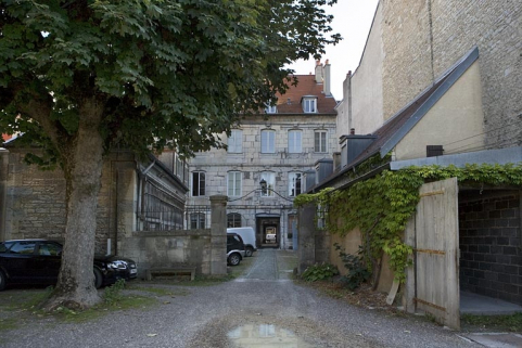 Vue d'ensemble des bâtiments depuis le fond de la parcelle. © Région Bourgogne-Franche-Comté, Inventaire du Patrimoine Vue d'ensemble des bâtiments depuis le fond de la parcelle. © Région Bourgogne-Franche-Comté, Inventaire du Patrimoine