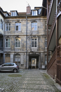 Vue d'ensemble de la façade postérieure du logis principal depuis le fond de la première cour, de face. © Région Bourgogne-Franche-Comté, Inventaire du Patrimoine Vue d'ensemble de la façade postérieure du logis principal depuis le fond de la première cour, de face. © Région Bourgogne-Franche-Comté, Inventaire du Patrimoine
