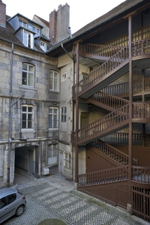 Vue de la façade postérieure du logis principal et de l'escalier gauche depuis le fond de la première cour. © Région Bourgogne-Franche-Comté, Inventaire du Patrimoine Vue de la façade postérieure du logis principal et de l'escalier gauche depuis le fond de la première cour. © Région Bourgogne-Franche-Comté, Inventaire du Patrimoine