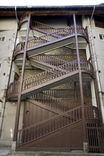 Vue de l'escalier à cage ouverte gauche, de face, depuis la cour. © Région Bourgogne-Franche-Comté, Inventaire du Patrimoine Vue de l'escalier à cage ouverte gauche, de face, depuis la cour. © Région Bourgogne-Franche-Comté, Inventaire du Patrimoine