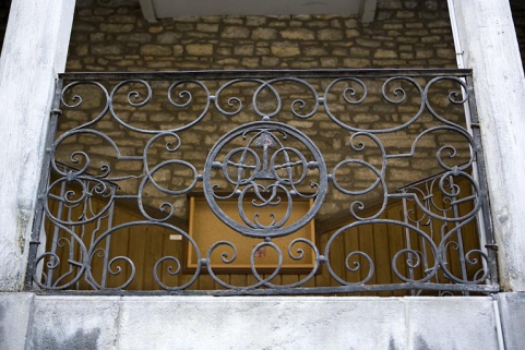 Détail du monogramme situé sur la rampe en ferronnerie de l'escalier à cage ouverte droit. © Région Bourgogne-Franche-Comté, Inventaire du Patrimoine Détail du monogramme situé sur la rampe en ferronnerie de l'escalier à cage ouverte droit. © Région Bourgogne-Franche-Comté, Inventaire du Patrimoine