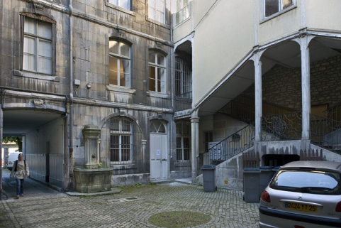 Vue de l'escalier à cage ouverte droit et du logis secondaire, de trois quarts gauche, depuis l'entrée de la première cour. © Région Bourgogne-Franche-Comté, Inventaire du Patrimoine Vue de l'escalier à cage ouverte droit et du logis secondaire, de trois quarts gauche, depuis l'entrée de la première cour. © Région Bourgogne-Franche-Comté, Inventaire du Patrimoine