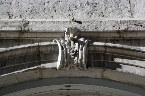 Portail d'entrée : détail de la clé de l'arc. © Région Bourgogne-Franche-Comté, Inventaire du Patrimoine Portail d'entrée : détail de la clé de l'arc. © Région Bourgogne-Franche-Comté, Inventaire du Patrimoine
