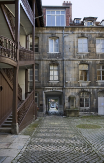 Vue d'ensemble de l'escalier gauche et du logis secondaire depuis l'entrée de la première cour. © Région Bourgogne-Franche-Comté, Inventaire du Patrimoine Vue d'ensemble de l'escalier gauche et du logis secondaire depuis l'entrée de la première cour. © Région Bourgogne-Franche-Comté, Inventaire du Patrimoine