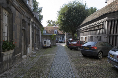 Vue d'ensemble des bâtiments situés dans la deuxième cour. © Région Bourgogne-Franche-Comté, Inventaire du Patrimoine Vue d'ensemble des bâtiments situés dans la deuxième cour. © Région Bourgogne-Franche-Comté, Inventaire du Patrimoine