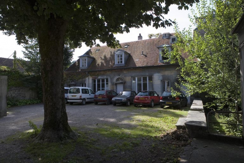 Vue du bâtiment des anciennes remise et écurie situé en fond de parcelle. © Région Bourgogne-Franche-Comté, Inventaire du Patrimoine Vue du bâtiment des anciennes remise et écurie situé en fond de parcelle. © Région Bourgogne-Franche-Comté, Inventaire du Patrimoine