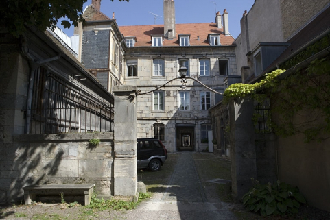 Vue de la façade postérieure du logis secondaire depuis l'entrée de la troisième cour. © Région Bourgogne-Franche-Comté, Inventaire du Patrimoine Vue de la façade postérieure du logis secondaire depuis l'entrée de la troisième cour. © Région Bourgogne-Franche-Comté, Inventaire du Patrimoine