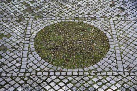 Pavage de la première cour : détail du motif central. © Région Bourgogne-Franche-Comté, Inventaire du Patrimoine Pavage de la première cour : détail du motif central. © Région Bourgogne-Franche-Comté, Inventaire du Patrimoine