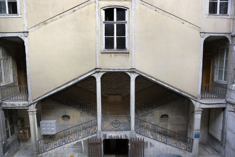 Vue d'ensemble de l'escalier à cage ouverte droit, de face, depuis l'escalier gauche. © Région Bourgogne-Franche-Comté, Inventaire du Patrimoine Vue d'ensemble de l'escalier à cage ouverte droit, de face, depuis l'escalier gauche. © Région Bourgogne-Franche-Comté, Inventaire du Patrimoine